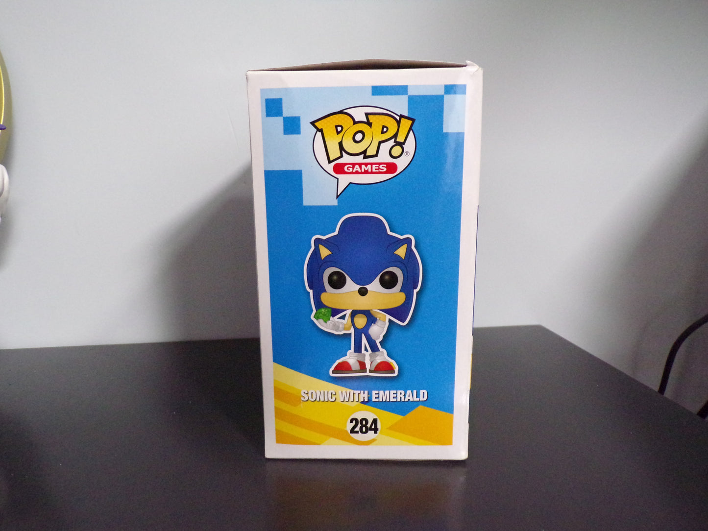 Funko Pop! Sonic the Hedgehog - Sonic with Emerald #284